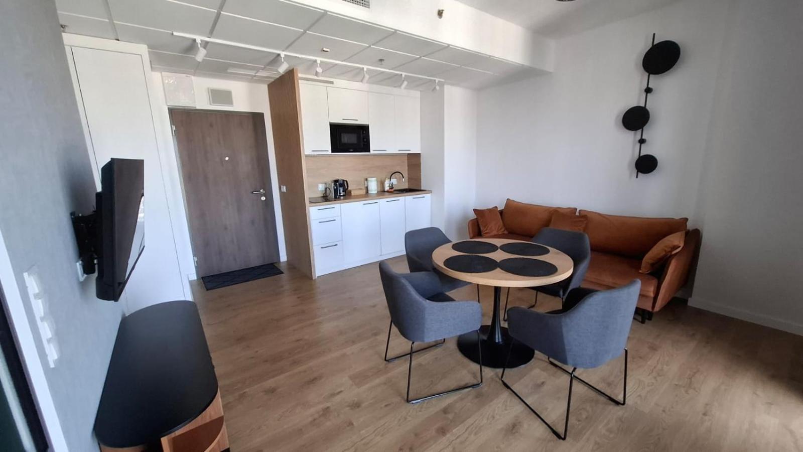 Apartamenty Wola Tower Warsaw Exterior photo